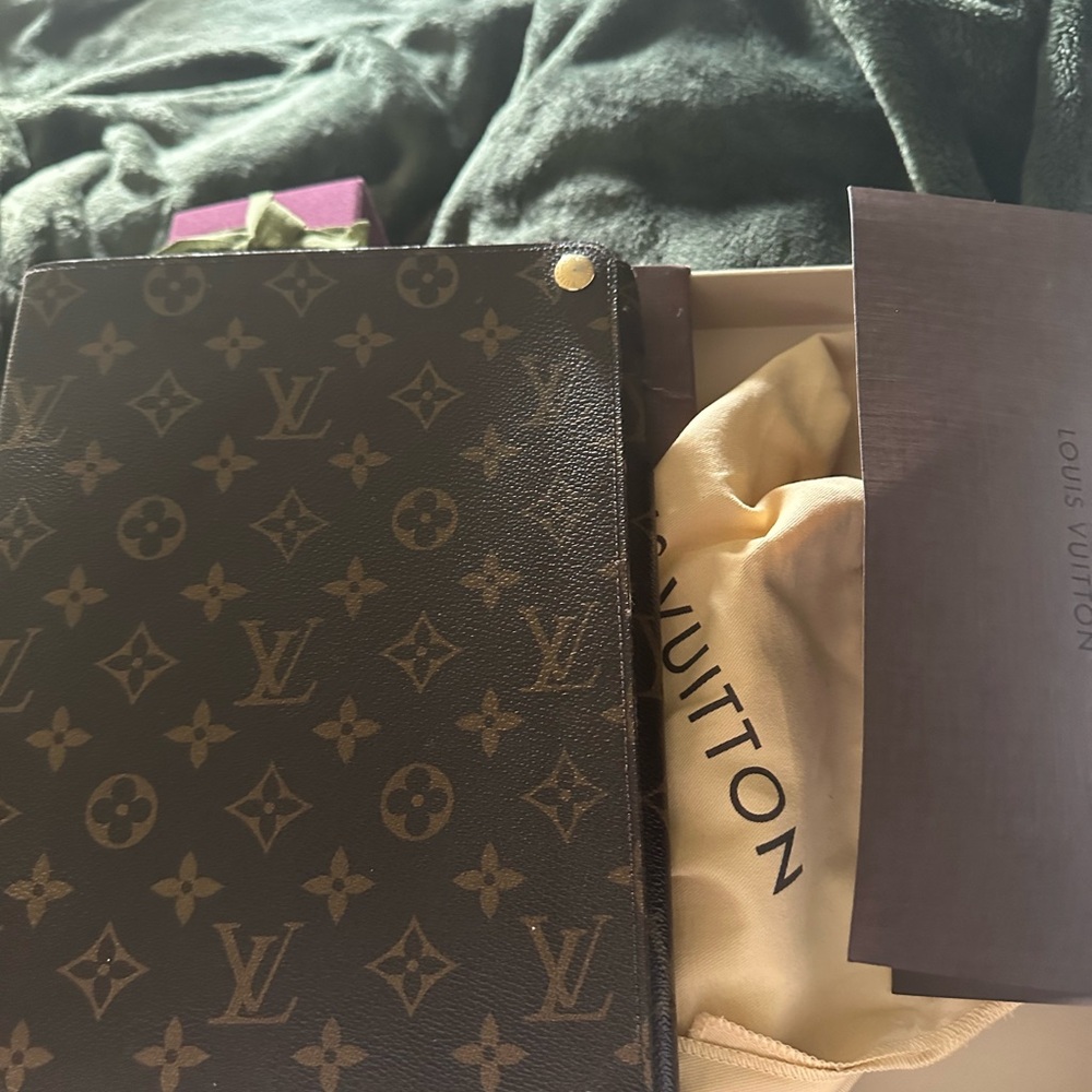 Louis Vuitton apple table case, in very good condition!!